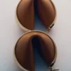 Pendientes de aro Ormé, edición en oro chapado con cuero camel