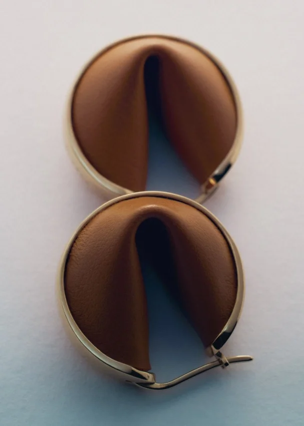 Pendientes de aro Ormé, edición en oro chapado con cuero camel