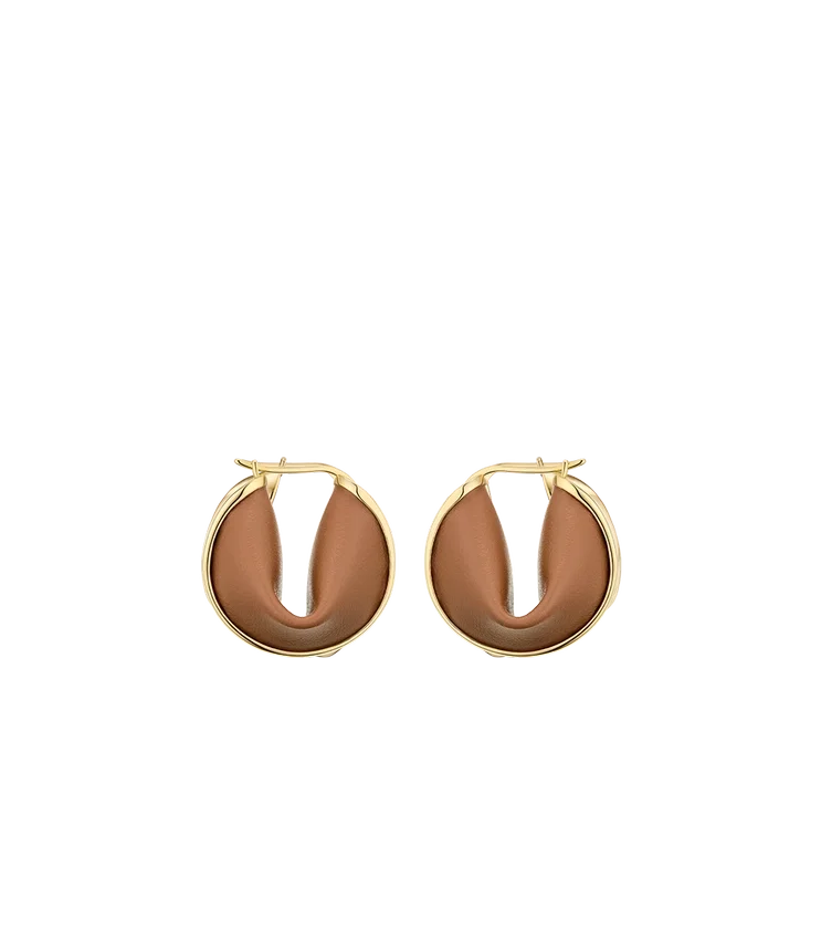 Pendientes de aro Ormé, edición en oro chapado con cuero camel