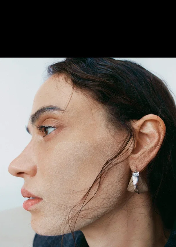 Pendientes de aro Ormé, edición en plata rodiada con cuero color topo