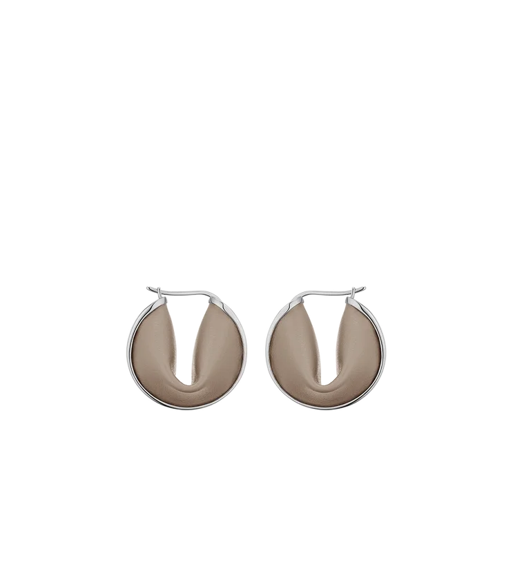 Pendientes de aro Ormé, edición en plata rodiada con cuero color topo