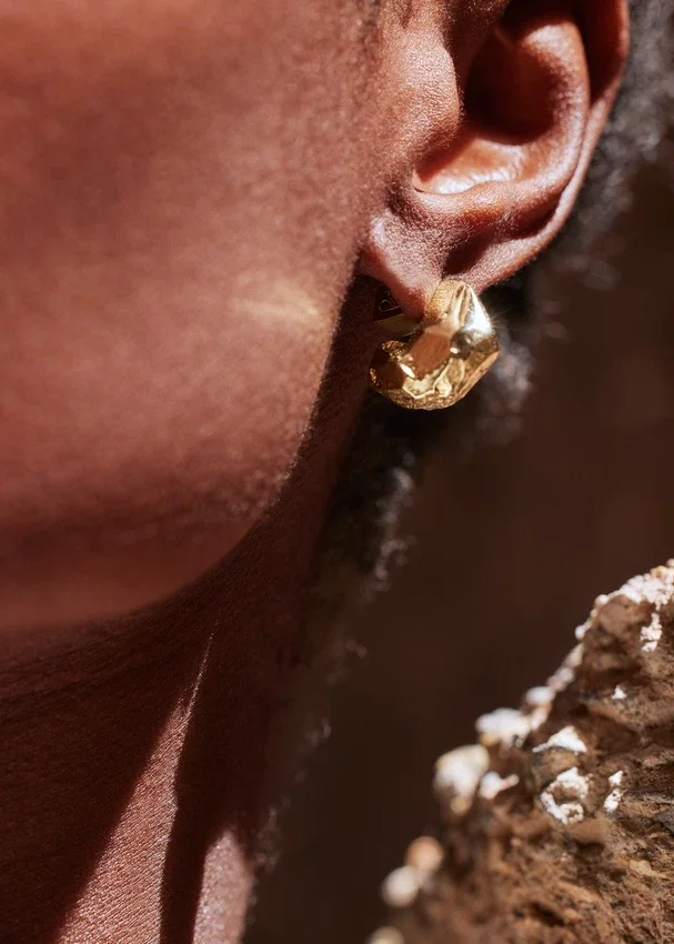 Pendientes de botón Eroz, edición chapada en oro de 24 quilates