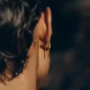 Pendientes de botón Naé, edición de cristal ahumado
