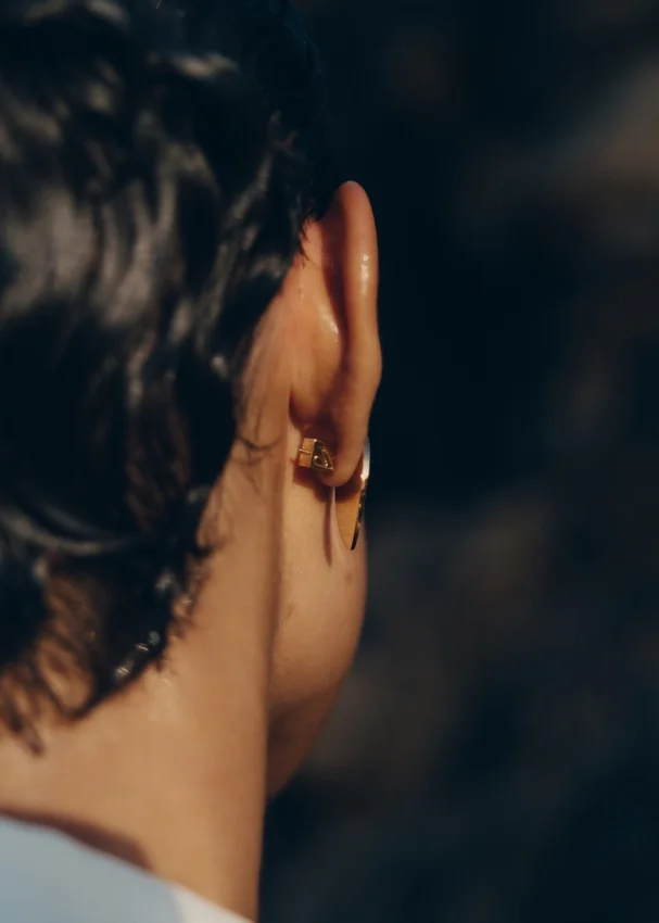 Pendientes de botón Naé, edición de cristal ahumado