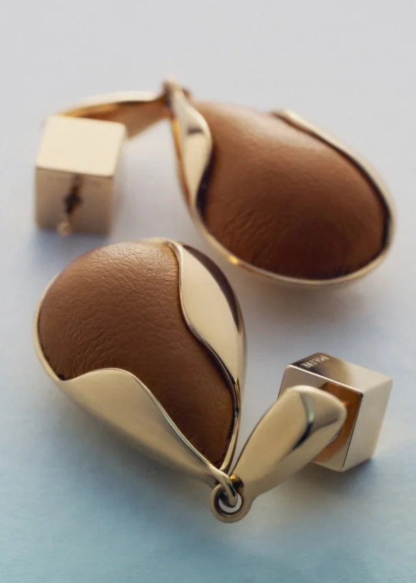 Pendientes Ormé, edición chapada en oro con piel de camello