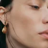 Pendientes Ormé, edición chapada en oro con piel de camello