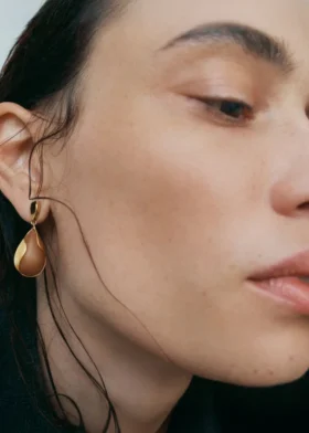 Pendientes Ormé, edición chapada en oro con piel de camello