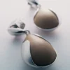 Pendientes Ormé, edición en plata rodiada con cuero color topo