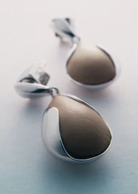 Pendientes Ormé, edición en plata rodiada con cuero color topo