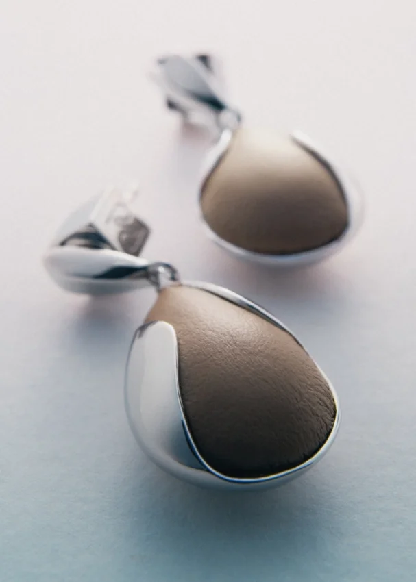 Pendientes Ormé, edición en plata rodiada con cuero color topo