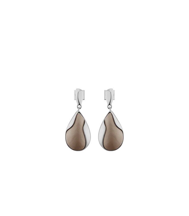 Pendientes Ormé, edición en plata rodiada con cuero color topo