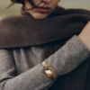 Pulsera Éole Cuff, edición en piel color topo