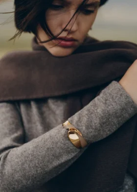 Pulsera Éole Cuff, edición en piel color topo