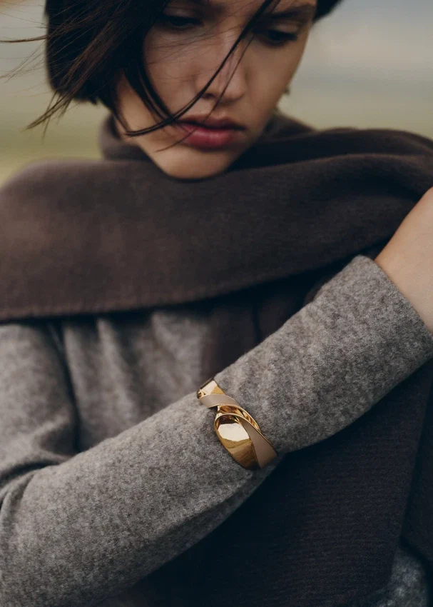 Pulsera Éole Cuff, edición en piel color topo
