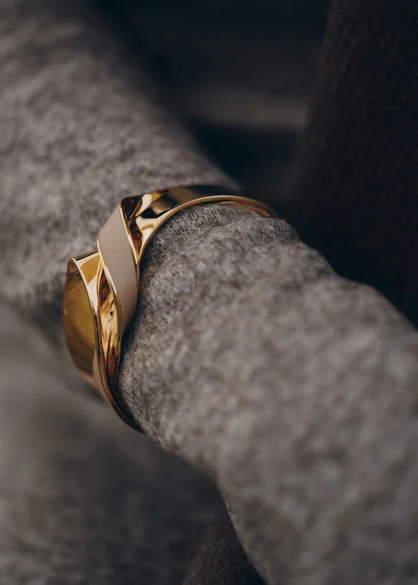 Pulsera Éole Cuff, edición en piel color topo