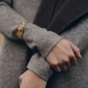 Pulsera Éole Cuff, edición en piel color topo
