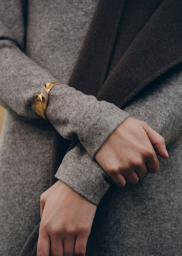 Pulsera Éole Cuff, edición en piel color topo