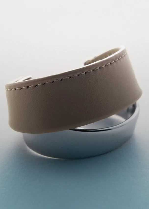 Pulsera Ormé Edition, plata rodiada con cuero color topo
